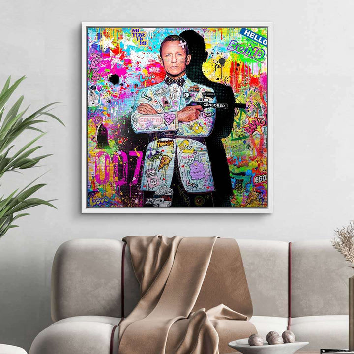 Buntes Pop Art Wandbild mit 007 Motiv an weißer Wand über modernem Sofa
