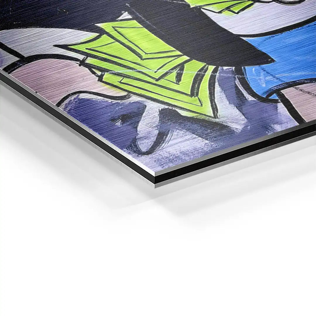 Detail eines bunten Pop Art Wandbildes mit Comic-Motiv auf Aluminium, gebürstete Oberfläche