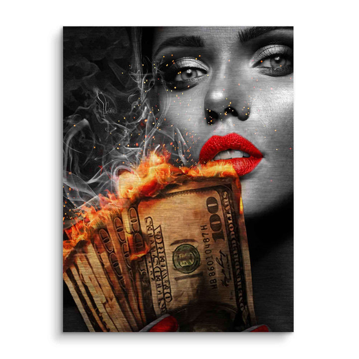 Modernes Wandbild mit brennenden US-Dollar-Scheinen und Frau mit roten Lippen.