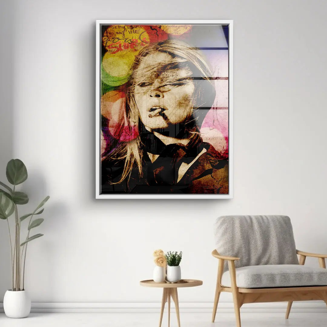 Pop Art Wandbild mit Frauenporträt in bunten Farben, modern dekoriertes Wohnzimmer