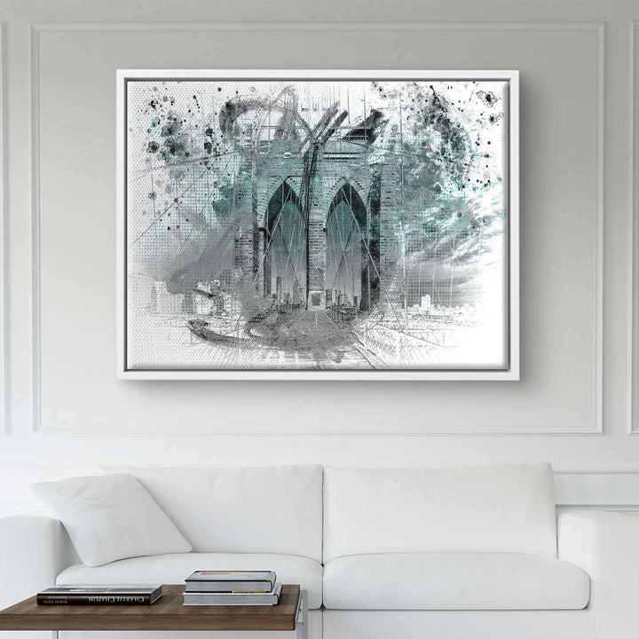 Modernes Wandbild Brooklyn Bridge in Grautönen mit abstrakten Elementen über Sofa