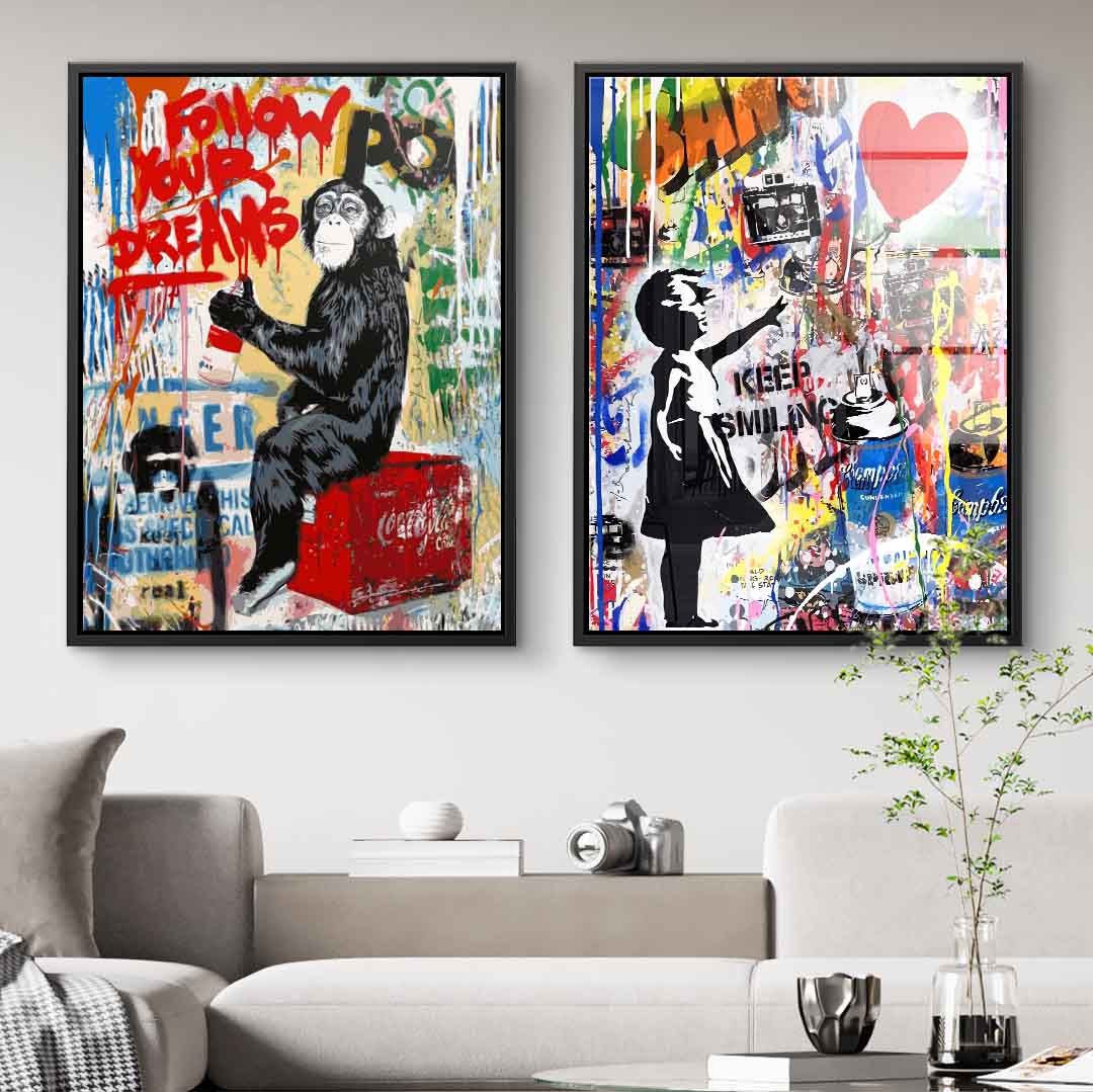 Zwei bunte Wandbilder im Banksy-Stil, Affe mit Spraydose und Mädchen mit Herz-Ballon im Wohnzimmer