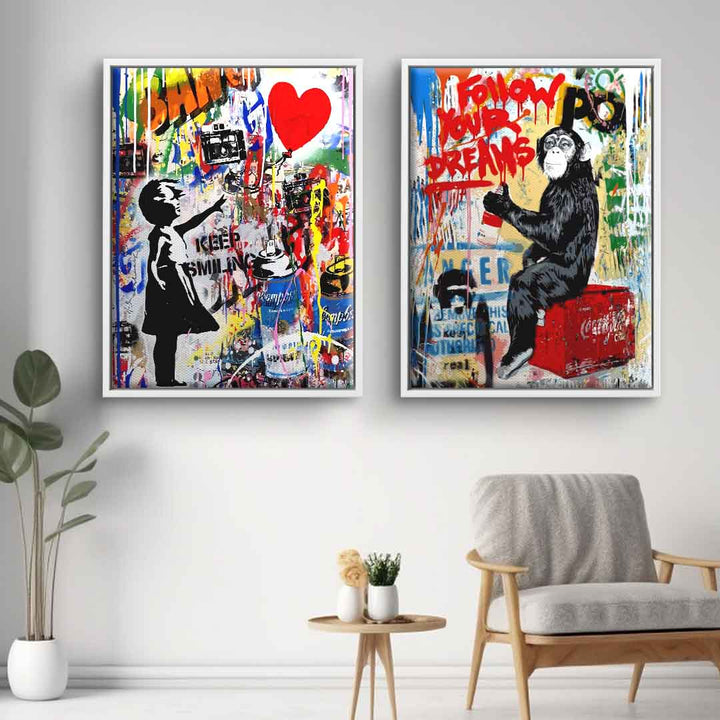 Zwei bunte Street-Art-Wandbilder mit Mädchen, Herz-Ballon und Affe im modernen Wohnzimmer