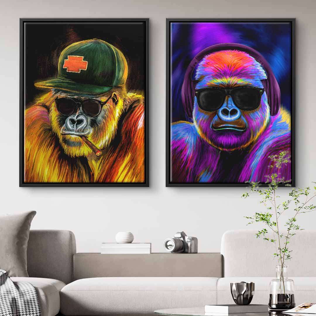 Zwei bunte Gorilla Wandbilder mit Sonnenbrillen, eins mit Mütze und Zigarre, modernes Wohnzimmer