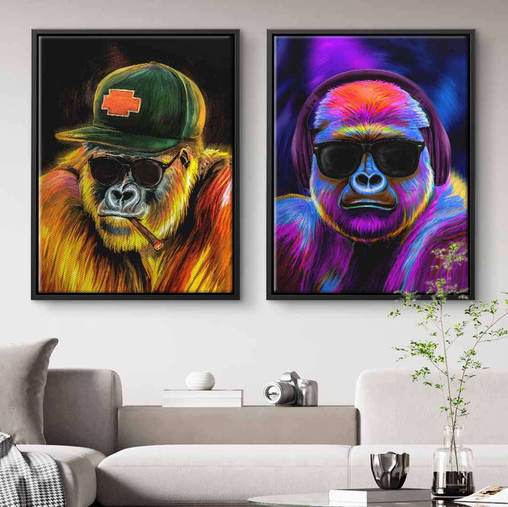 Zwei bunte Gorilla Wandbilder mit Sonnenbrillen, eins mit Mütze und Zigarre, modernes Wohnzimmer