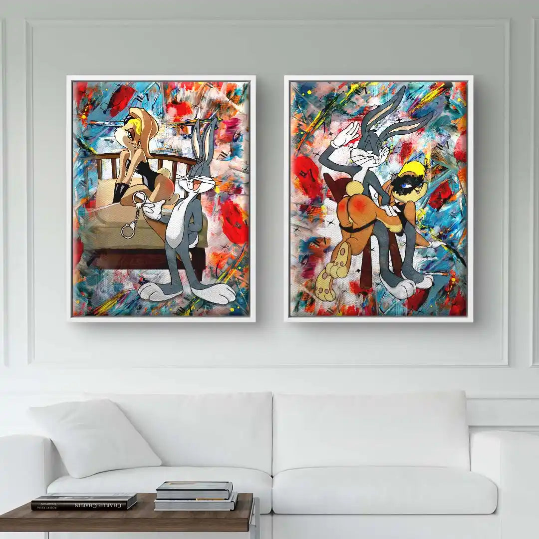 Zwei bunte Wandbilder mit Comic-Figuren im Pop Art Stil über Sofa, moderne Wohnzimmer-Dekoration.