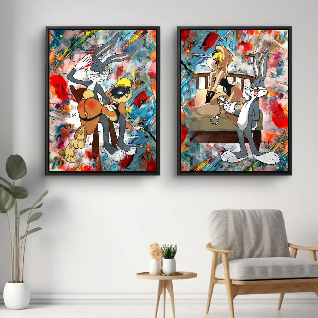 Zwei bunte Pop Art Wandbilder mit Comic-Hasenfiguren in modernem Wohnzimmer, abstrakter Hintergrund.