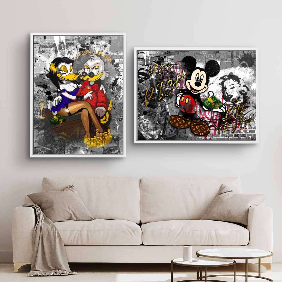 Modernes Pop Art Wandbild-Set mit Comic-Helden, Geldmotiven und Graffiti-Stil über Sofa
