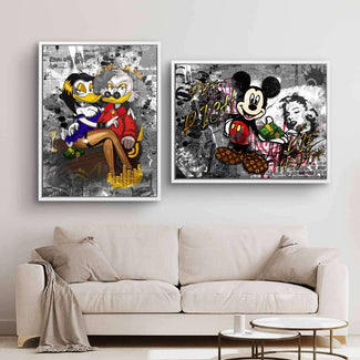 Modernes Pop Art Wandbild-Set mit Comic-Helden, Geldmotiven und Graffiti-Stil über Sofa