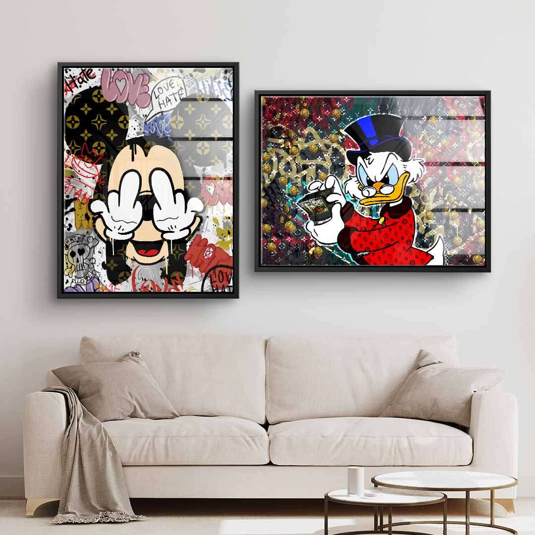 Zwei bunte Wandbilder im Comic-Pop-Art-Stil über einem hellen Sofa im Wohnzimmer