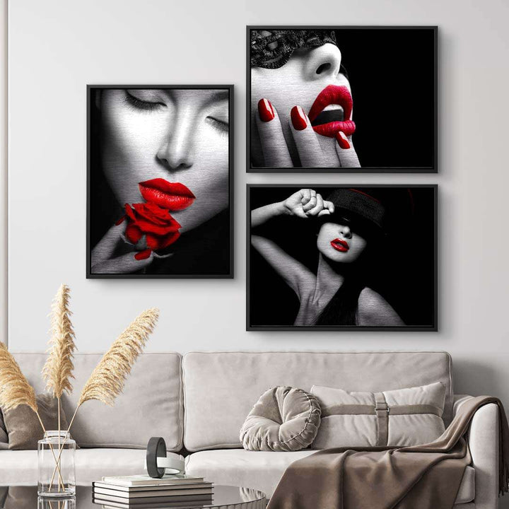 Modernes Wandbild-Set mit schwarz-weißen Porträts und roten Lippen auf Wohnzimmerwand
