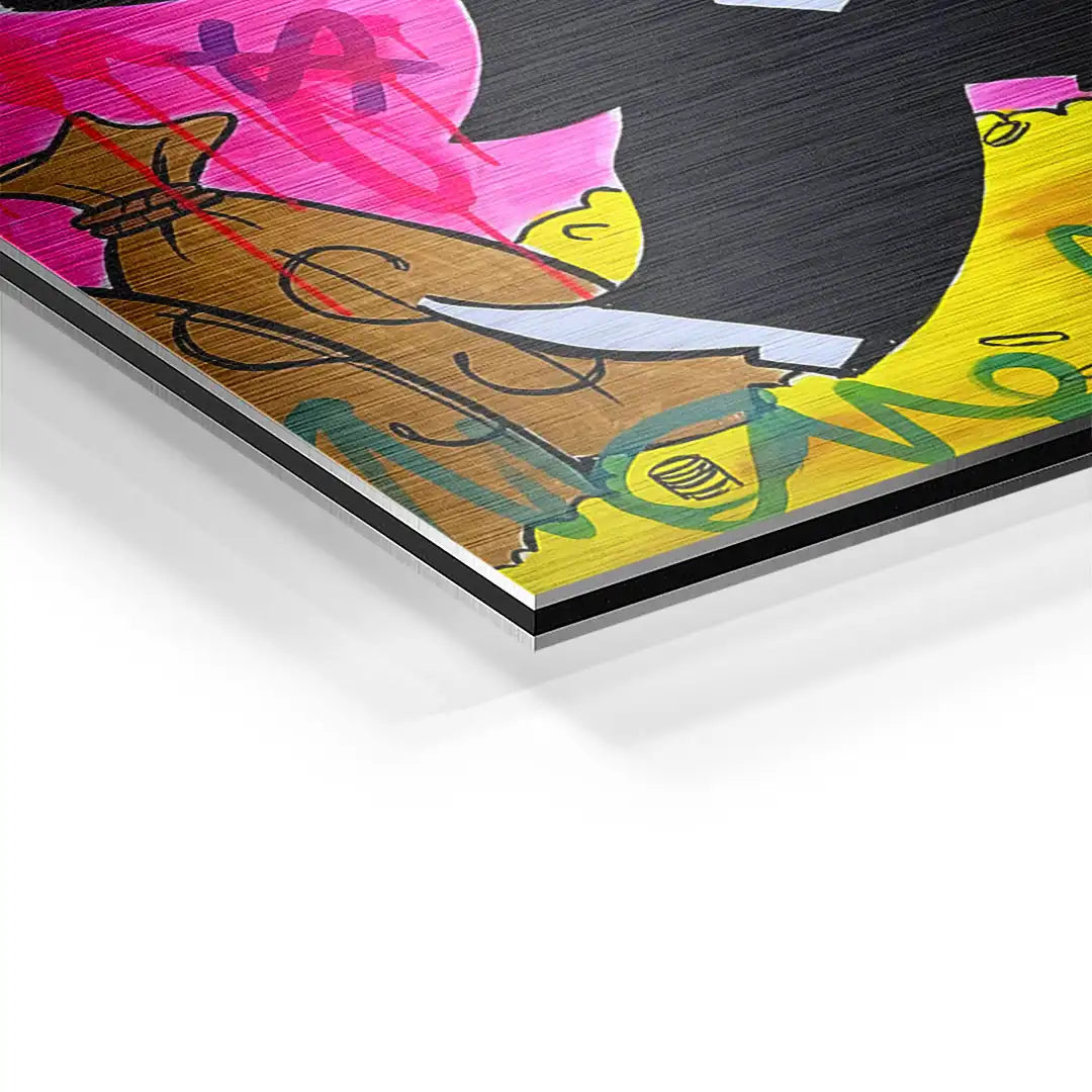 Detailaufnahme von modernem Wandbild mit buntem Graffiti und Geldsack-Motiv auf Aluminium