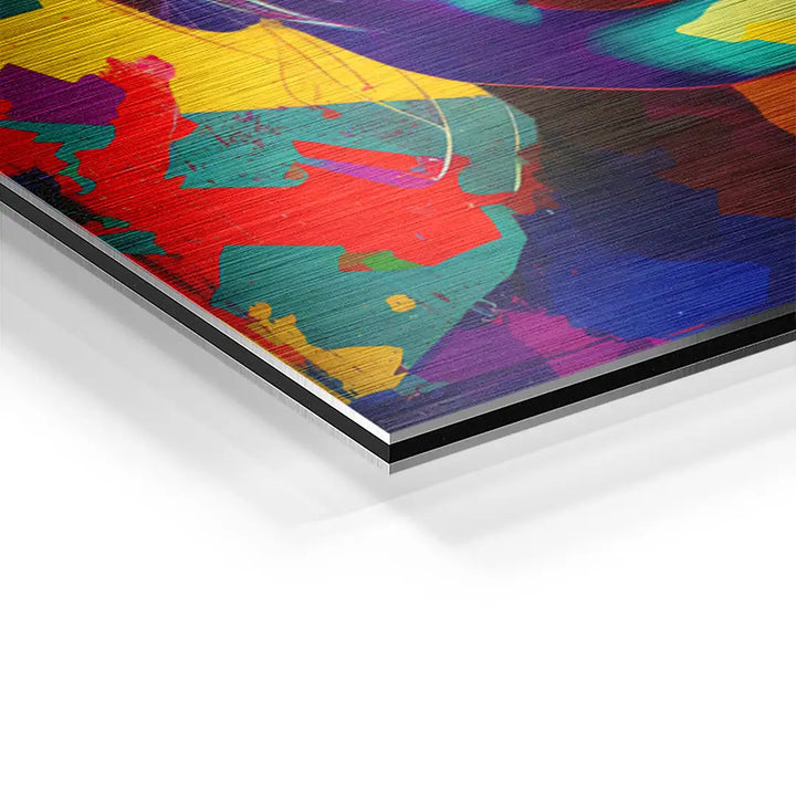 Detailaufnahme eines bunten, abstrakten Wandbilds auf Aluminium mit kräftigen Farben