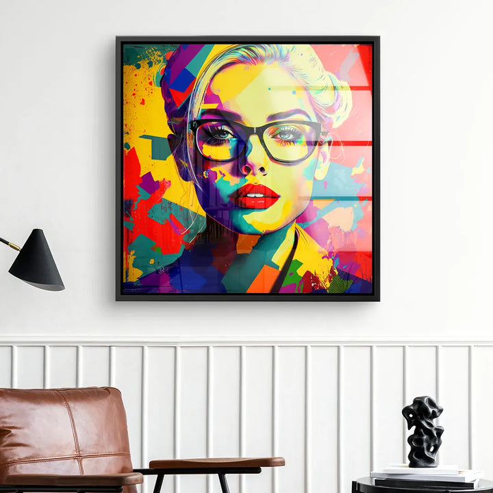 Modernes Wandbild mit bunter, stilisierter Business-Frau mit Brille im Pop Art Stil