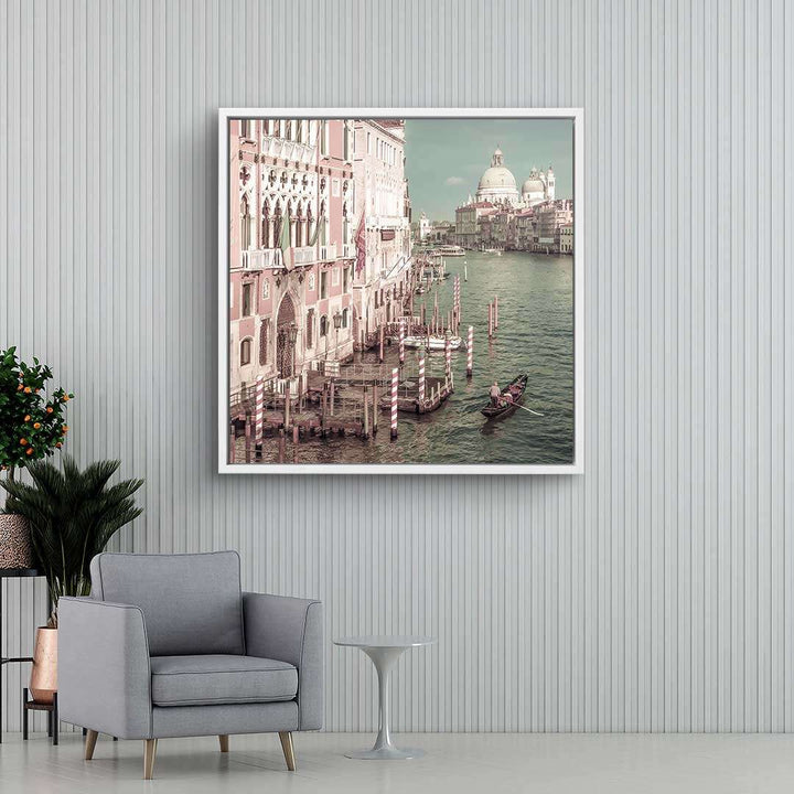 Wandbild Canal Grande Venedig mit Gondel und klassischer Architektur in modernem Wohnzimmer