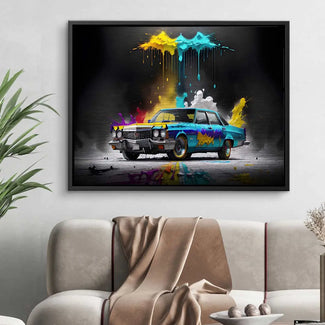 Modernes Wandbild mit Oldtimer Auto und bunten Farbspritzern im Wohnzimmer