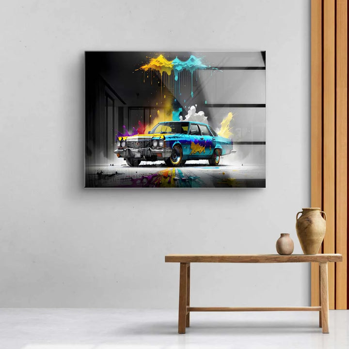 Modernes Wandbild mit buntem Oldtimer-Auto und Farbspritzern auf weißer Wand