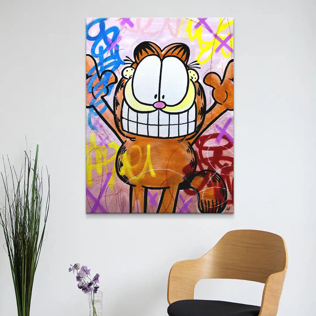 Modernes Wandbild mit Comic-Katze vor bunter Graffiti-Kulisse im Wohnzimmer