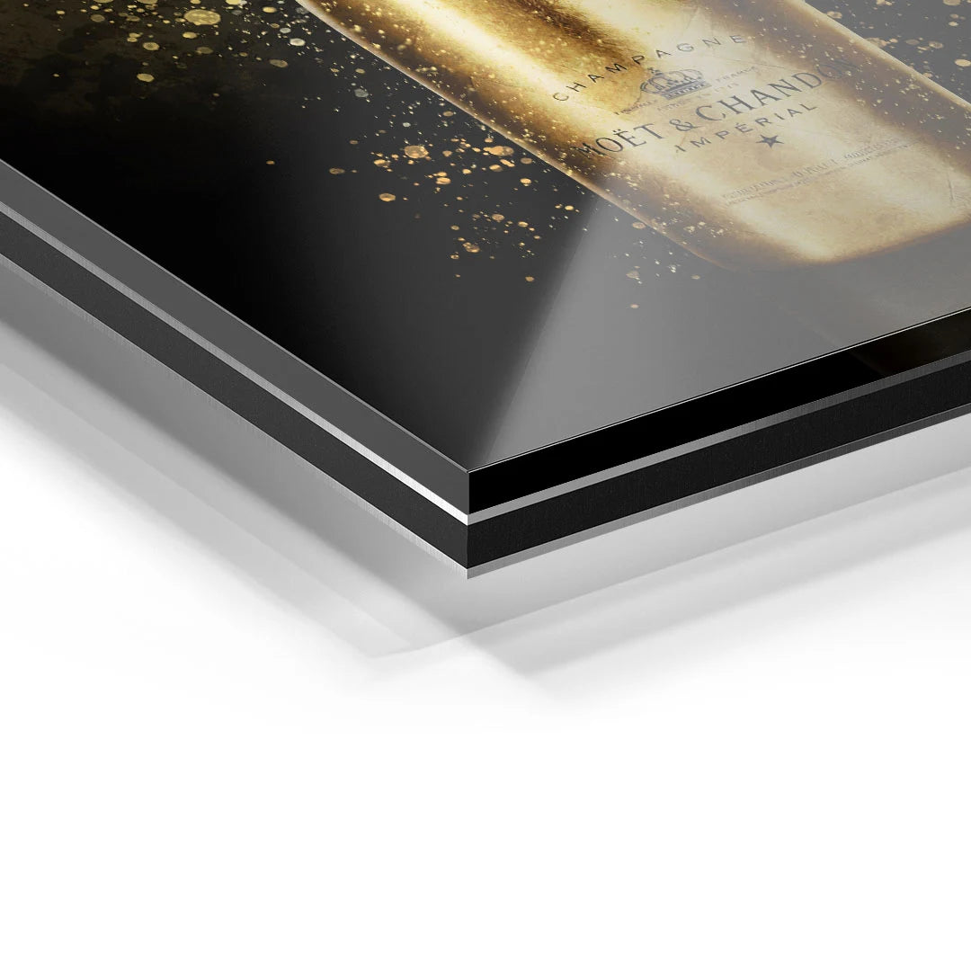 Detailaufnahme Acrylglas Wandbild mit goldener Champagnerflasche und Spritzern auf schwarzem Hintergrund