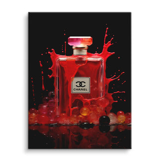 Modernes Wandbild mit Chanel-Parfümflakon, roter Farbsplash und Bubbles auf schwarzem Hintergrund