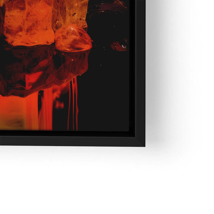Detail eines modernen Wandbilds mit abstrakten roten und orangenen Farbtönen im schwarzen Rahmen