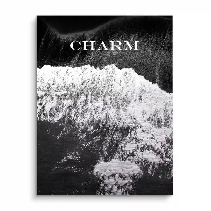 Modernes Wandbild in Schwarz-Weiß mit dem Schriftzug CHARM und abstraktem Meeresmotiv