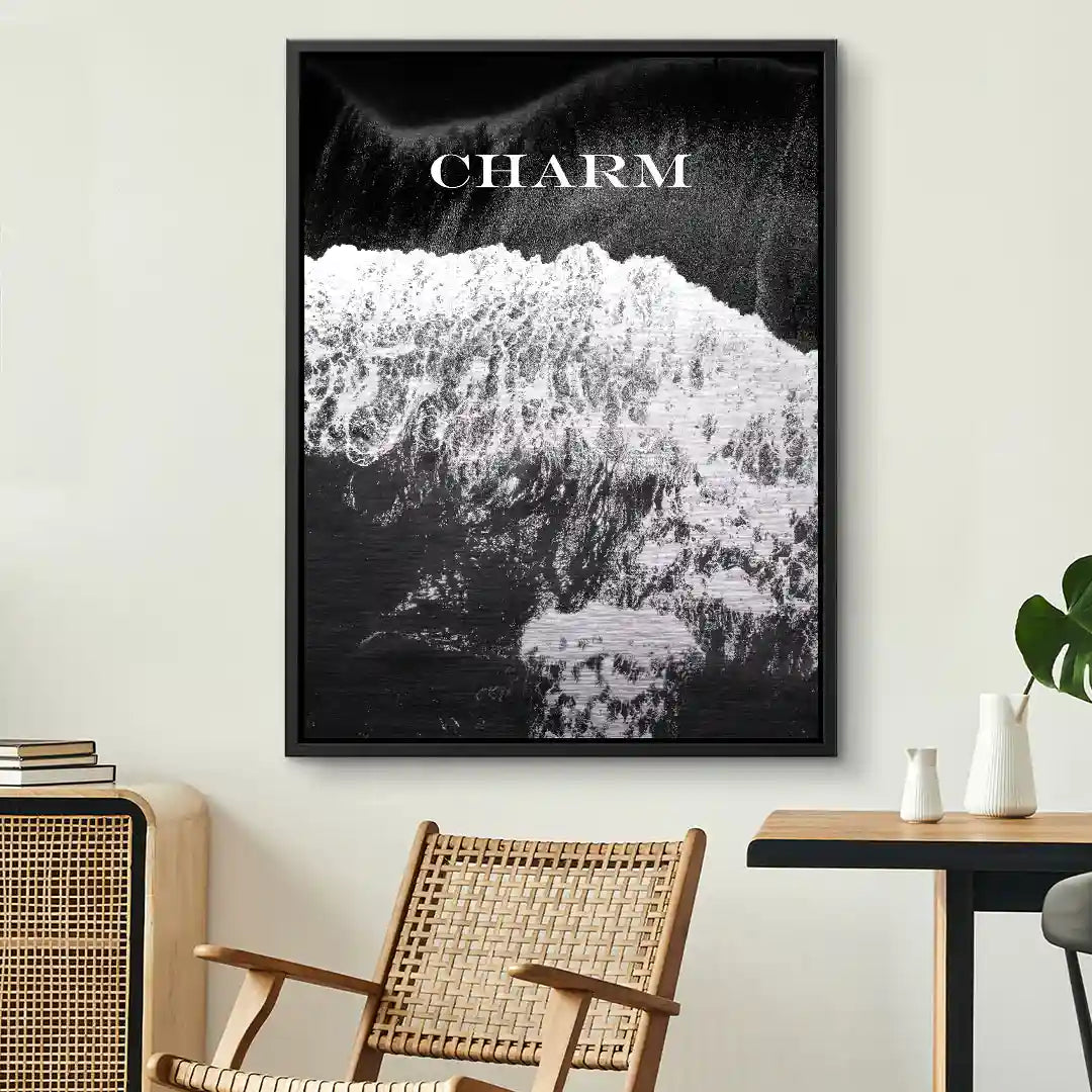 Modernes Wandbild in Schwarz-Weiß mit abstrakter Struktur und dem Schriftzug 'CHARM'.