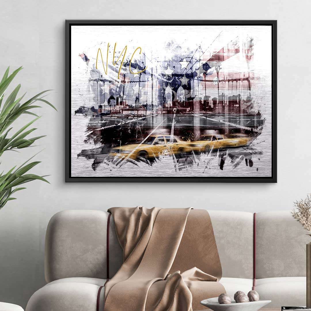 Modernes Wandbild mit NYC-Schriftzug, Brooklyn Bridge und gelben Taxis im Wohnzimmer