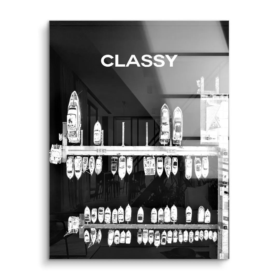 Modernes Wandbild in Schwarz-Weiß mit Yachthafen, Schriftzug CLASSY, Acrylglas Kunst