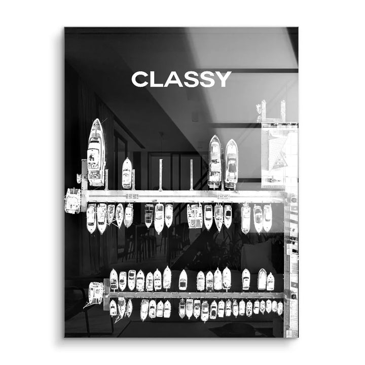 Modernes Wandbild in Schwarz-Weiß mit Yachthafen, Schriftzug CLASSY, Acrylglas Kunst