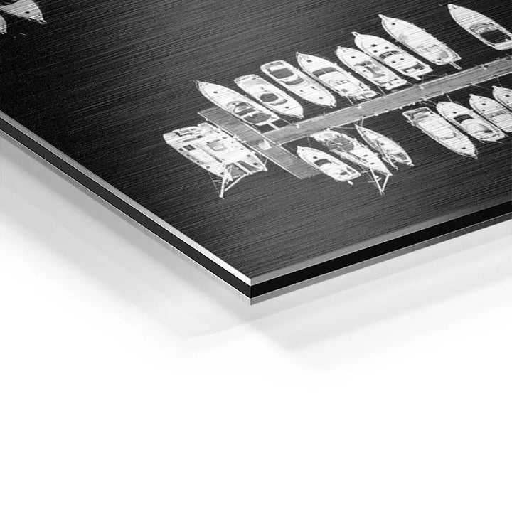 Detailaufnahme Wandbild auf Aluminium mit Yachthafen-Motiv in Schwarz-Weiß, gebürstete Optik