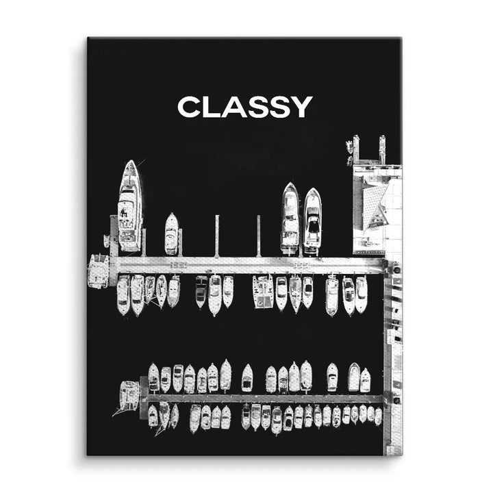 Modernes Wandbild in Schwarz-Weiß mit Yachthafen und Schriftzug CLASSY, Leinwand Kunst