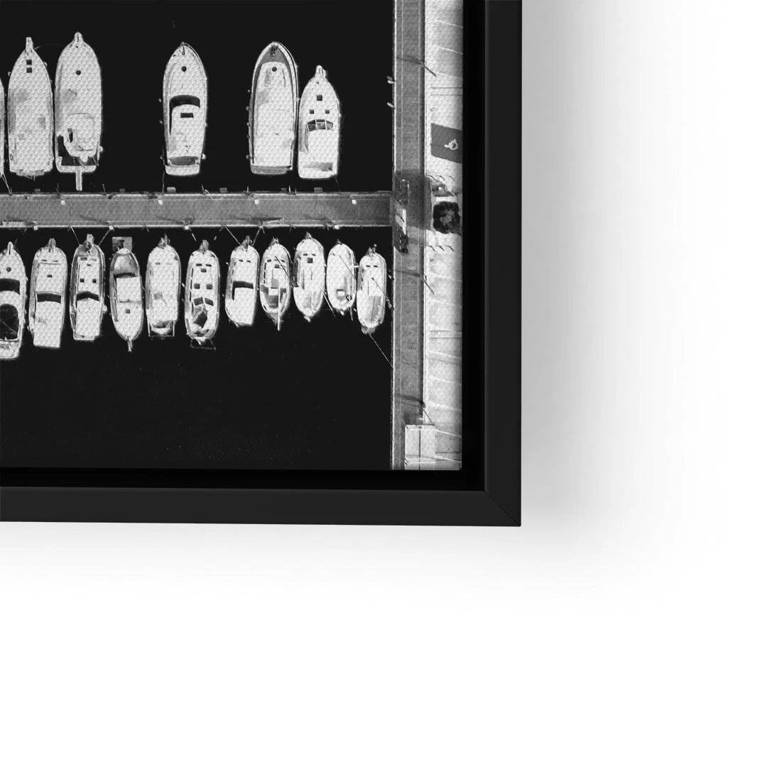 Schwarzweiß Wandbild mit Luftaufnahme von Yachten im Hafen, maritimes Kunstmotiv