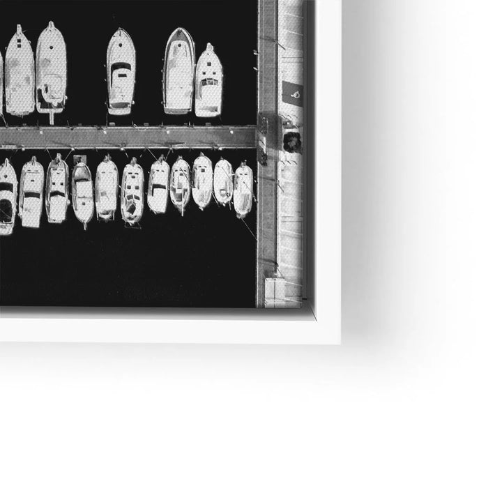 Schwarz-weiß Wandbild mit Booten im Hafen, moderne Wanddekoration in minimalistischem Stil.