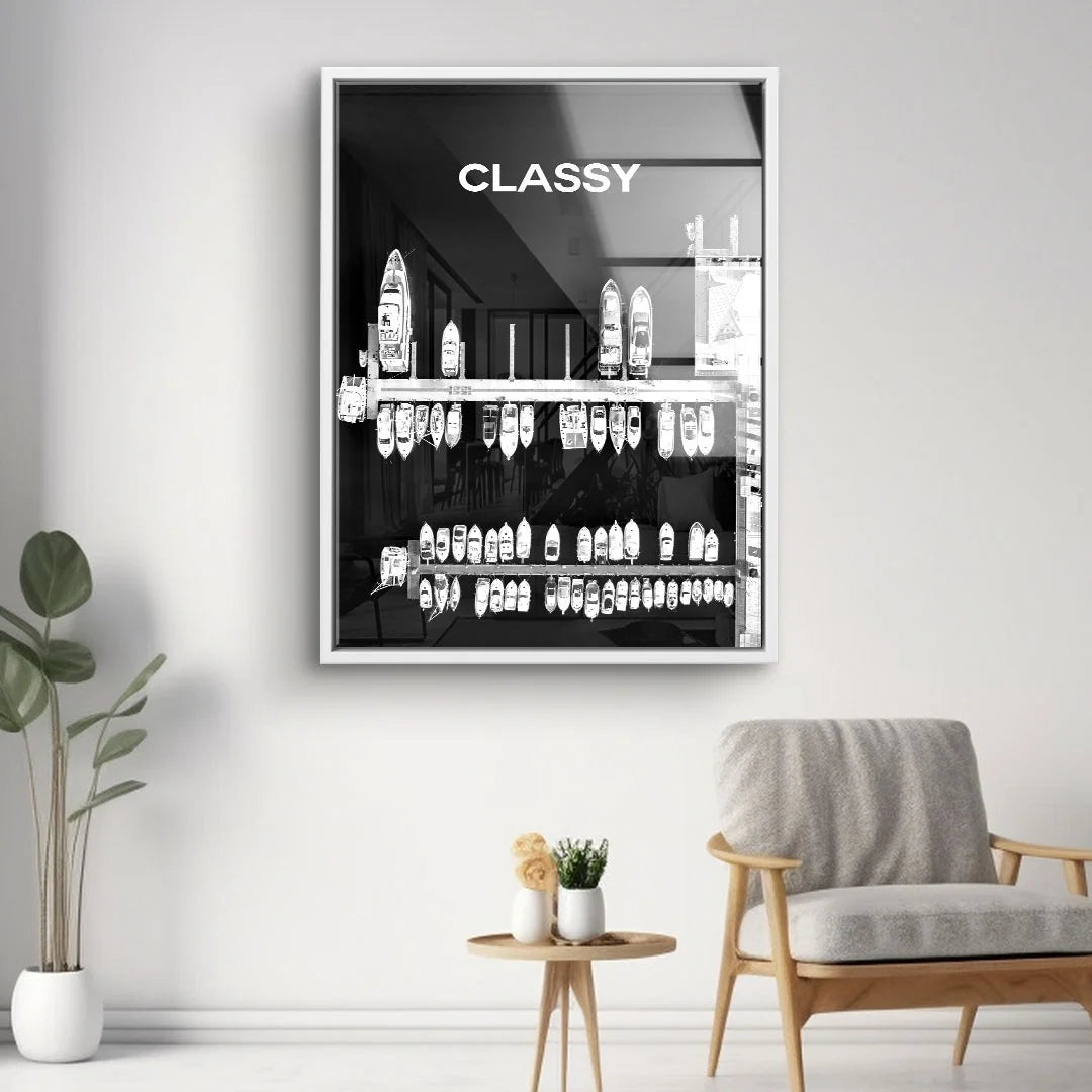 Modernes Wandbild mit weißem Yachthafen-Motiv und CLASSY-Schriftzug im stilvollen Wohnzimmer