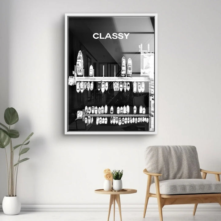 Modernes Wandbild mit weißem Yachthafen-Motiv und CLASSY-Schriftzug im stilvollen Wohnzimmer