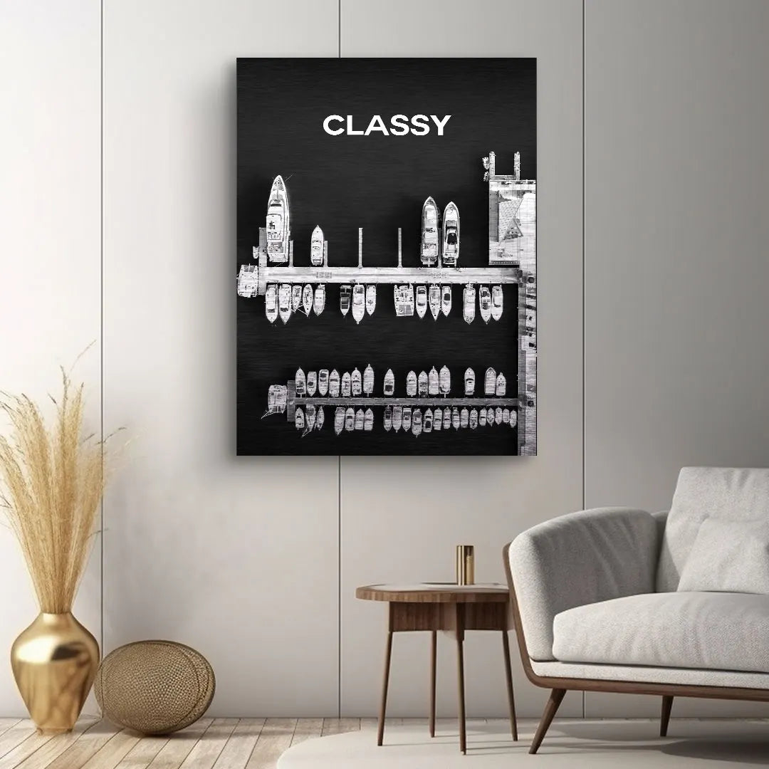 Modernes Wandbild mit Schwarz-Weiß-Motiv, Yachthafen von oben, Schriftzug CLASSY