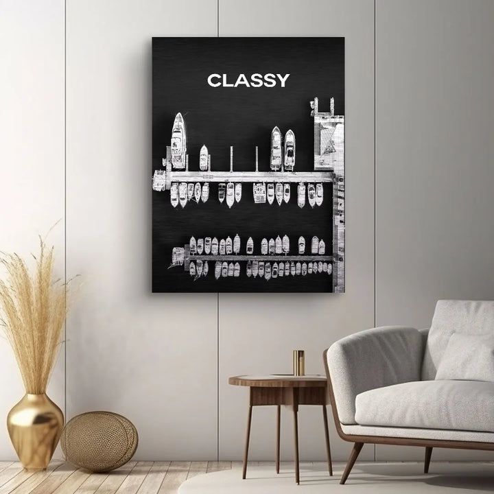 Modernes Wandbild mit Schwarz-Weiß-Motiv, Yachthafen von oben, Schriftzug CLASSY