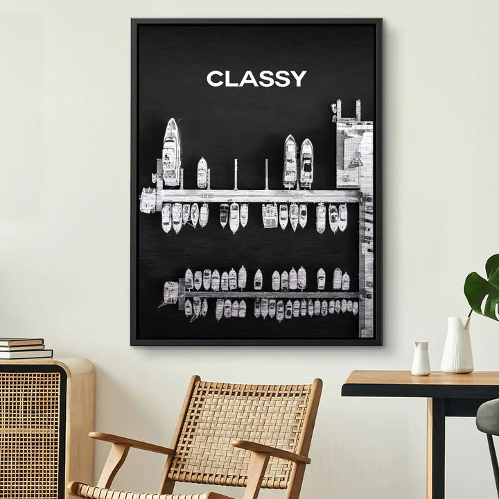 Schwarzweißes Wandbild mit Drohnenaufnahme eines Yachthafens und dem Schriftzug CLASSY