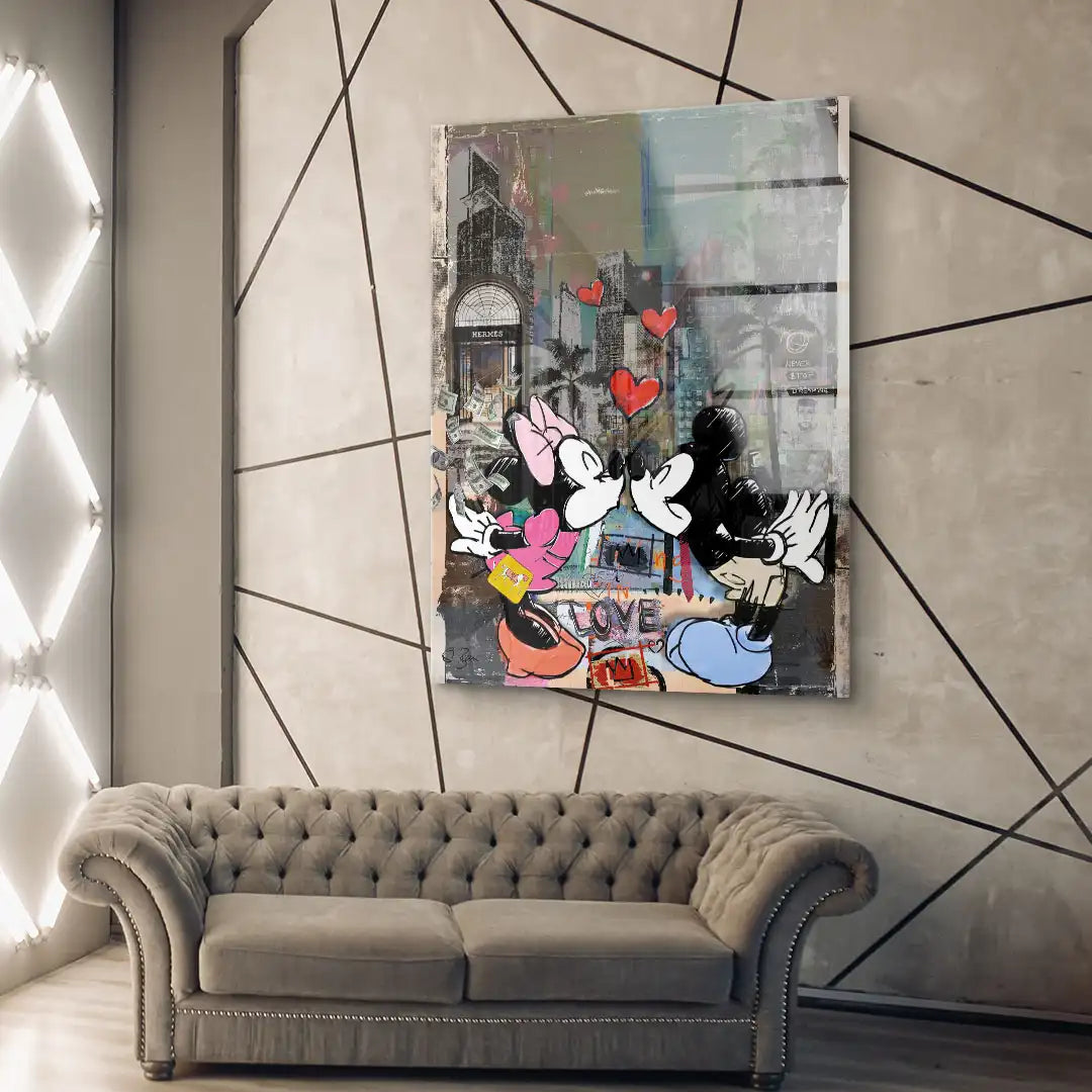 Modernes Wandbild mit Comic-Liebespaar, Herzen und urbanem Hintergrund über grauem Sofa