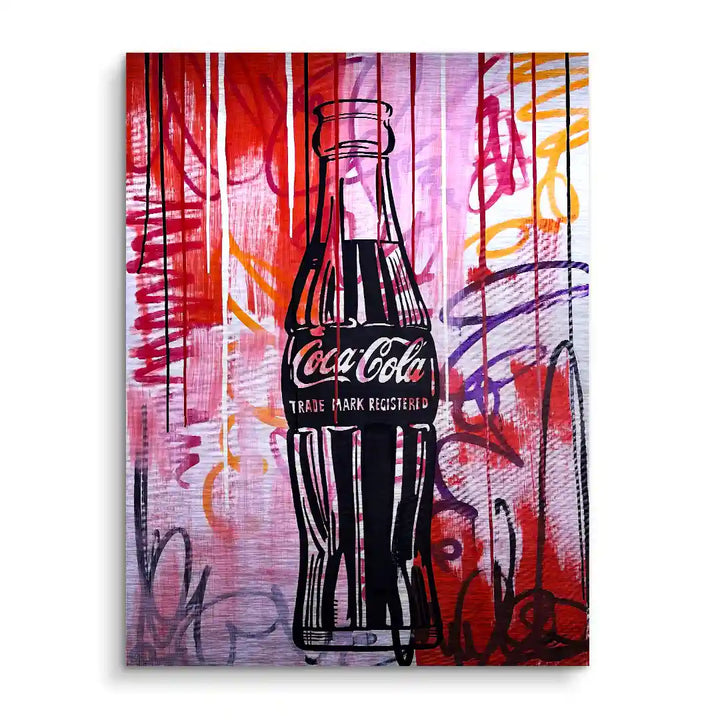 Modernes Wandbild mit gezeichneter Cola-Flasche, bunter Pop Art Hintergrund in Rot und Lila