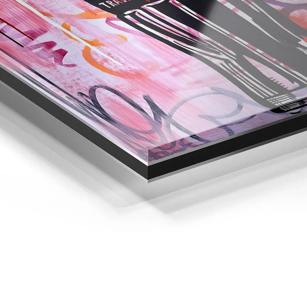 Detail eines modernen Wandbilds auf Acrylglas mit pinken und orangenen Graffiti-Elementen