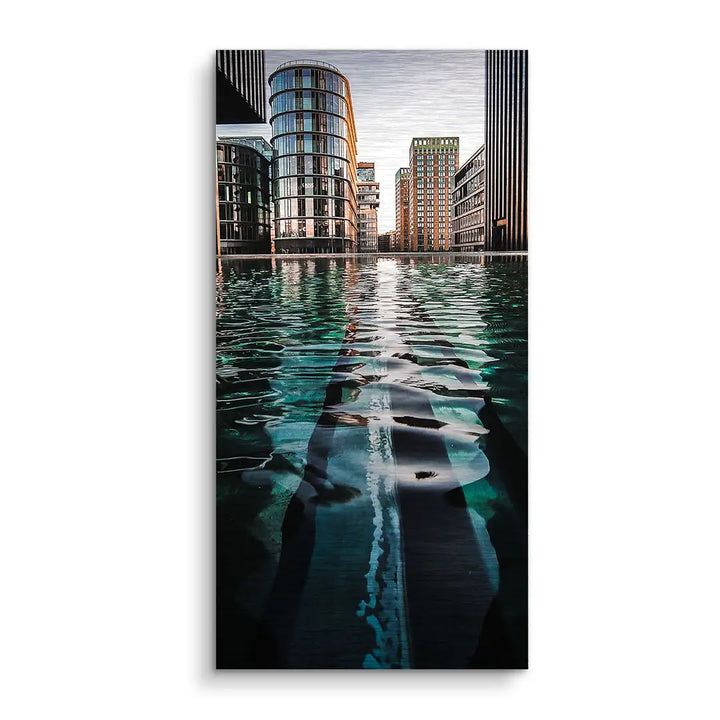 Modernes Wandbild mit Glasgebäuden und Wasserreflexion in urbaner Stadtlandschaft