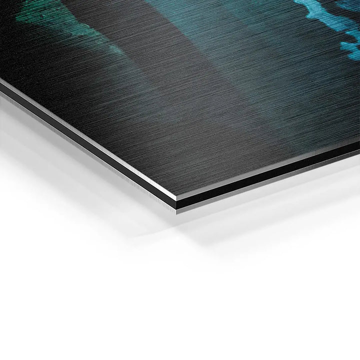 Detail eines modernen Wandbilds auf gebürstetem Aluminium mit abstrakten blauen Farbakzenten