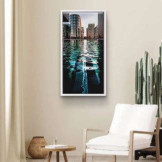Modernes Wandbild mit abstrakter Großstadt-Szene und reflektierendem Wasser, Wohnzimmerdeko