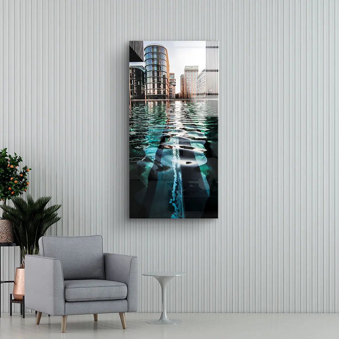 Modernes Wandbild mit Stadtansicht, Wasserreflexionen und urbaner Architektur im Wohnzimmer