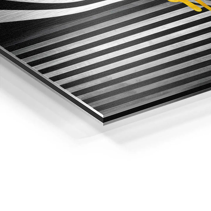 Detailaufnahme modernes Wandbild auf Aluminium mit schwarz-weißen Streifen und gelbem Akzent