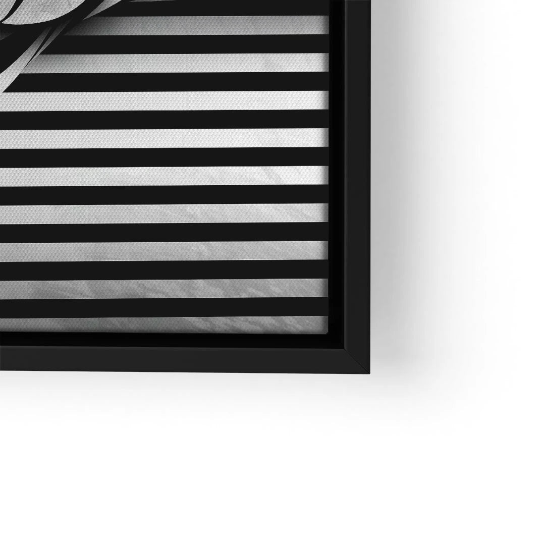 Modernes Wandbild mit schwarzen Streifen und abstraktem Muster in schwarzem Rahmen