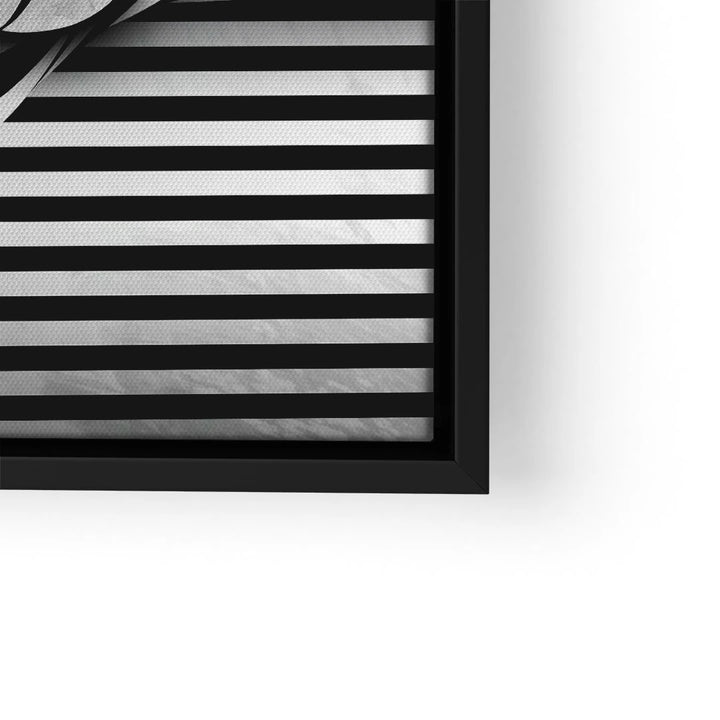 Modernes Wandbild mit schwarzen Streifen und abstraktem Muster in schwarzem Rahmen