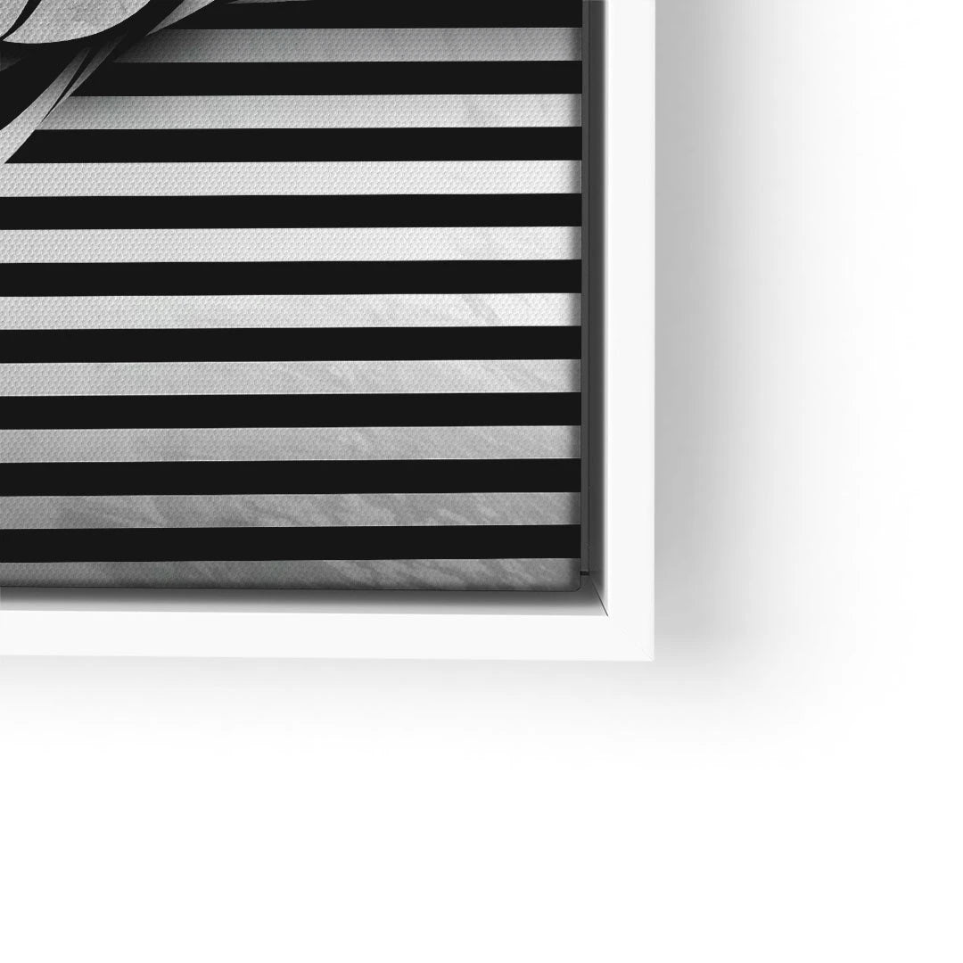 Modernes Wandbild mit schwarzen Streifen und abstrakten Formen, monochrom, im weißen Rahmen